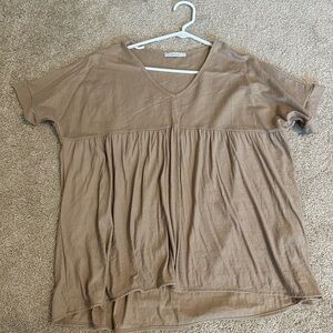 Oversized blouse. Nude/tan.